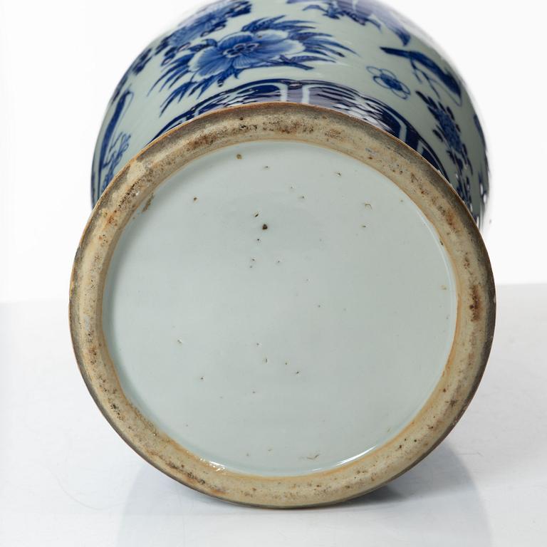 A Chinese porcelain urn with cover, late Qing dynasty, circa 1900.