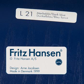 Arne Jacobsen, tuoleja 3+1, "Sjuan", Fritz Hansen, Tanska,1999-2001.