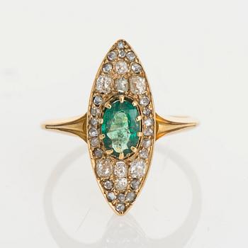 RING, guld (56), smaragd, ca 0,60 ct, små diamanter totalt ca 0,70 ct. Ryska stämplar. Vikt 3,1 g.