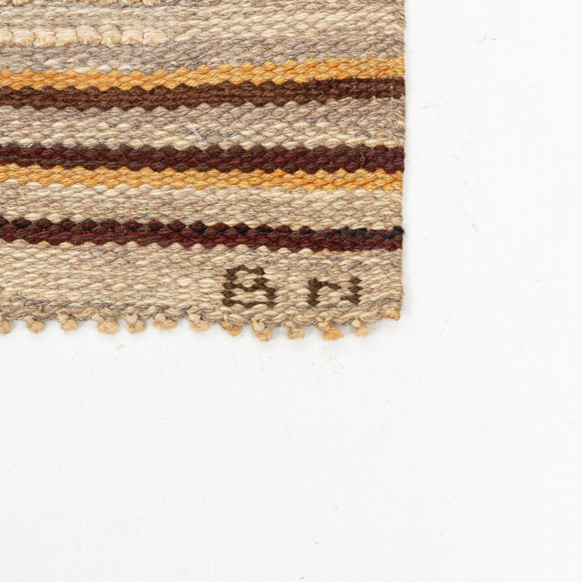 Barbro Nilsson, matta, "Schackrutig, brun". Reliefrya. Ca 206 x 123 cm. Signerad AB MMF BN.