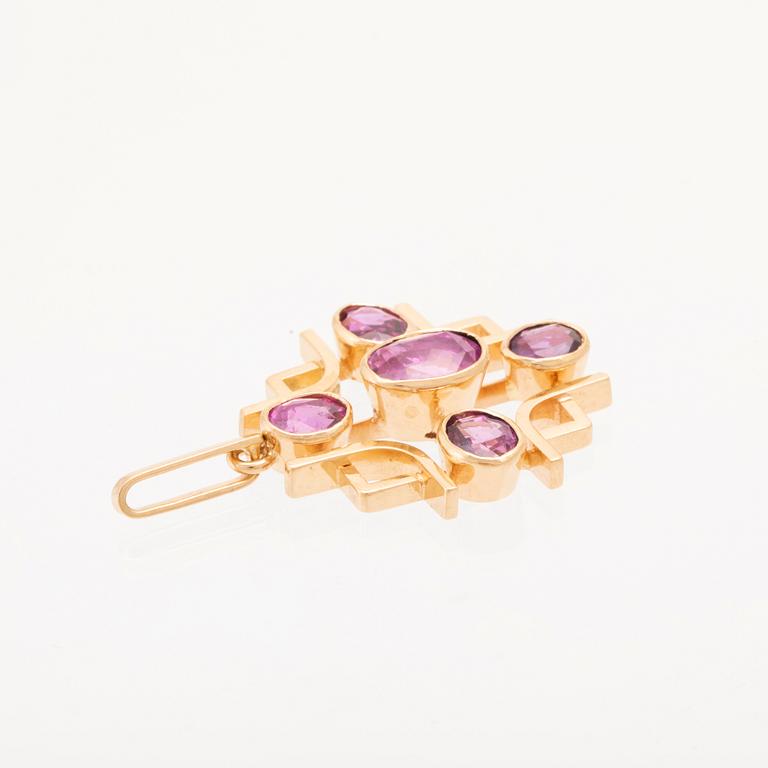 Pendant in 18K gold with oval faceted, likely synthetic, pink sapphires, Stockholm 1961.