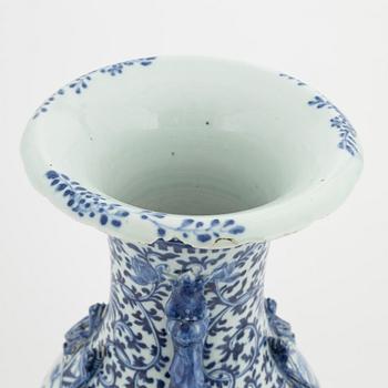 A large Chinese porcelain vase, late Qing Dynasty.