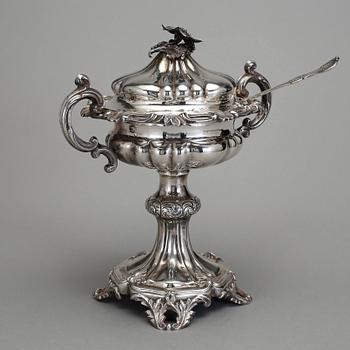 SOCKERSKÅL PÅ FOT, silver, Gustav Möllenborg, Stockholm, 1851. Vikt ca 688 g.