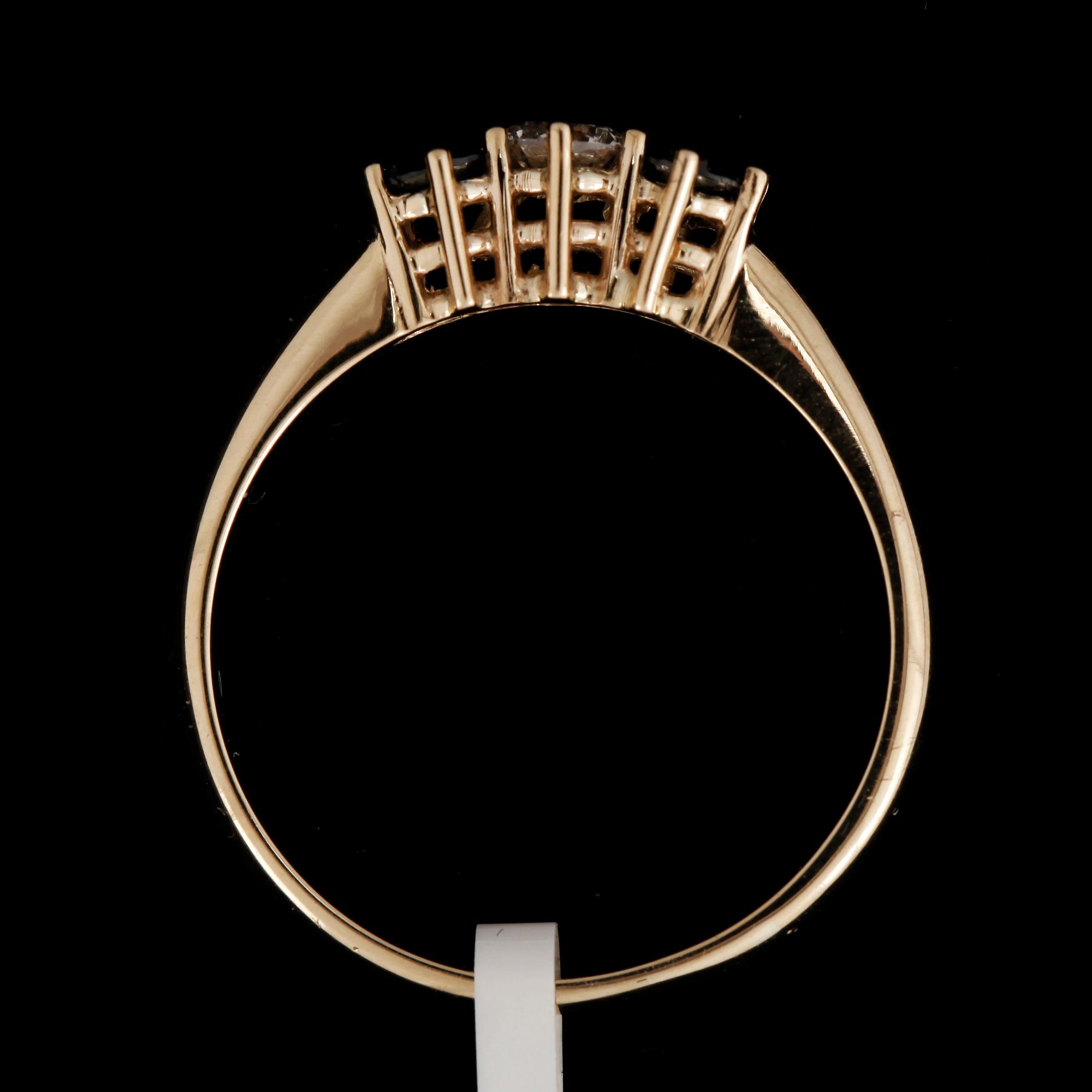 RING, 14k guld med diamant 0,18ct och färgade svarta diamanter tot 0,24ct. Vikt ca 2,29 gram.