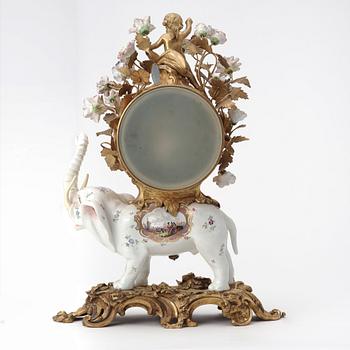 BORDSPENDYL. Troligen Frankrike, Samson, sent 1800-tal.