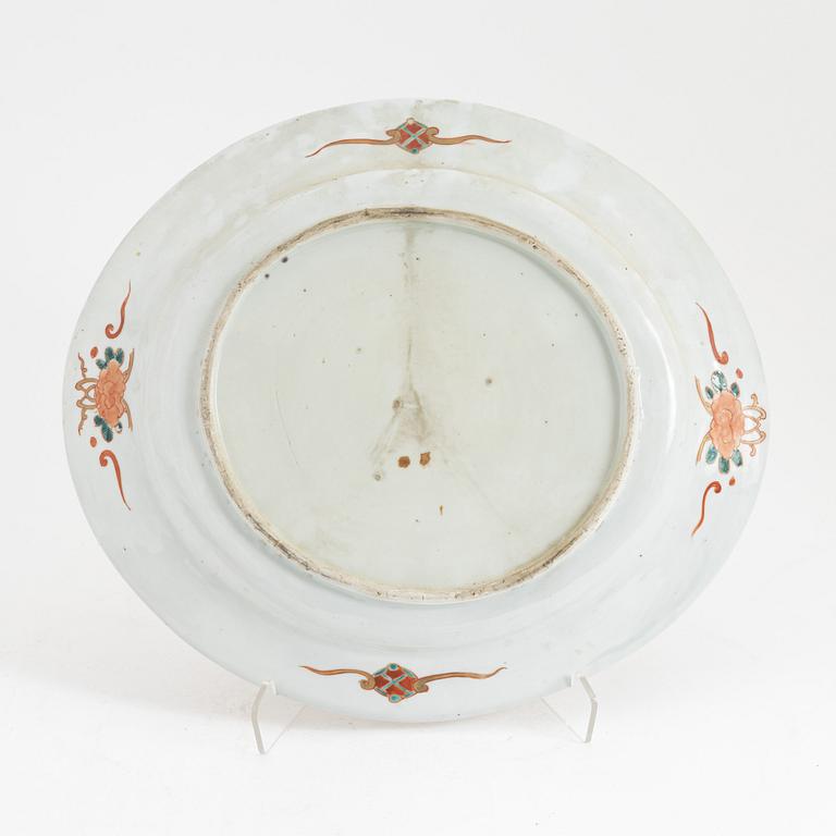 A porcelain serving dish, Japan, 19th century.