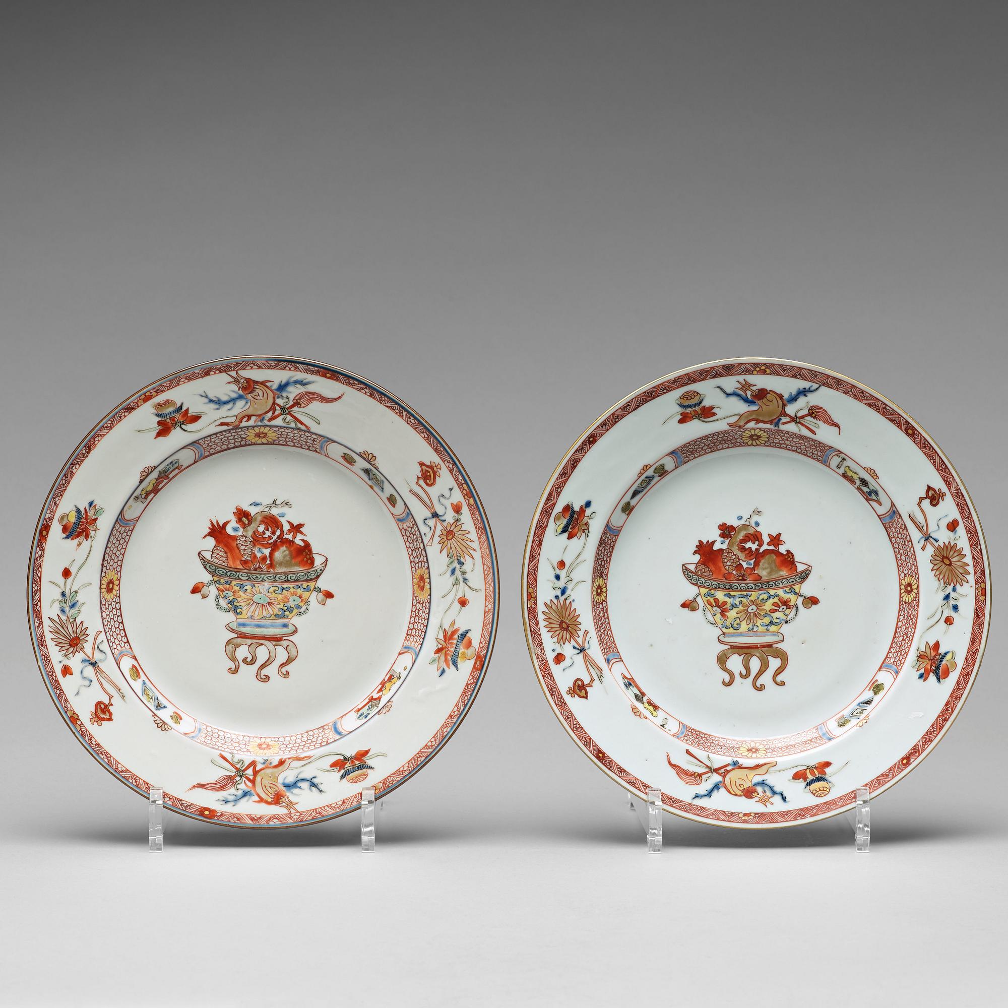 TALLRIKAR, ett par, kompaniporslin. Qingdynastin, Yongzheng (1723-35).