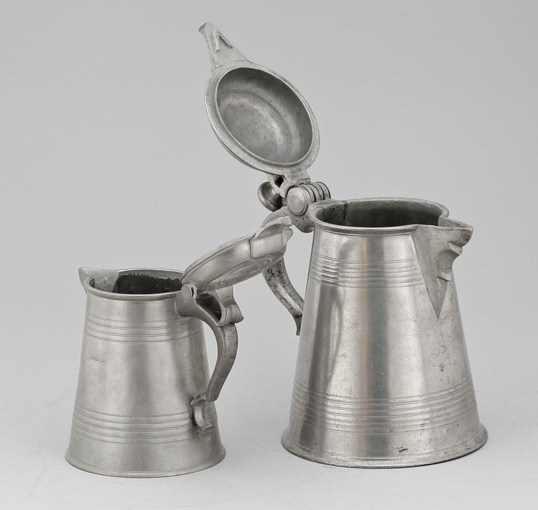 SKÄNKKANNA SAMT STOP, 2 st, tenn,Zadok Bergenholtz, Vimmerby, 1801 samt Erik Wikgren, Nyköping, 1820.
.