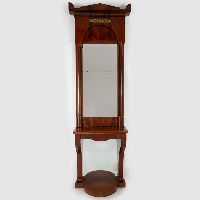 A mahogany veneered mirror with console table. First part of the 19th century.