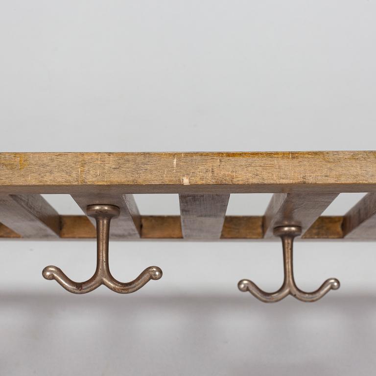 Alvar Aalto, hatthylla/ klädhängare, modell 113, O.Y. Huonekalu-ja Rakennustyötehdas A.B. 1930/1940-tal.