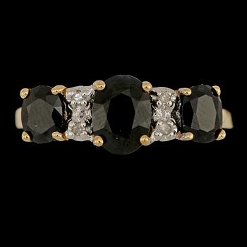 RING, 9k guld med 3 fasettslipade blå safirer samt 4 små åttkantslipade diamanter, 2000-tal. Vikt 2 g.