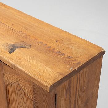 Nordiska Kompaniet, sportstugemöbel, bokhylla med skåp, "Lovö", 1930/40-tal.