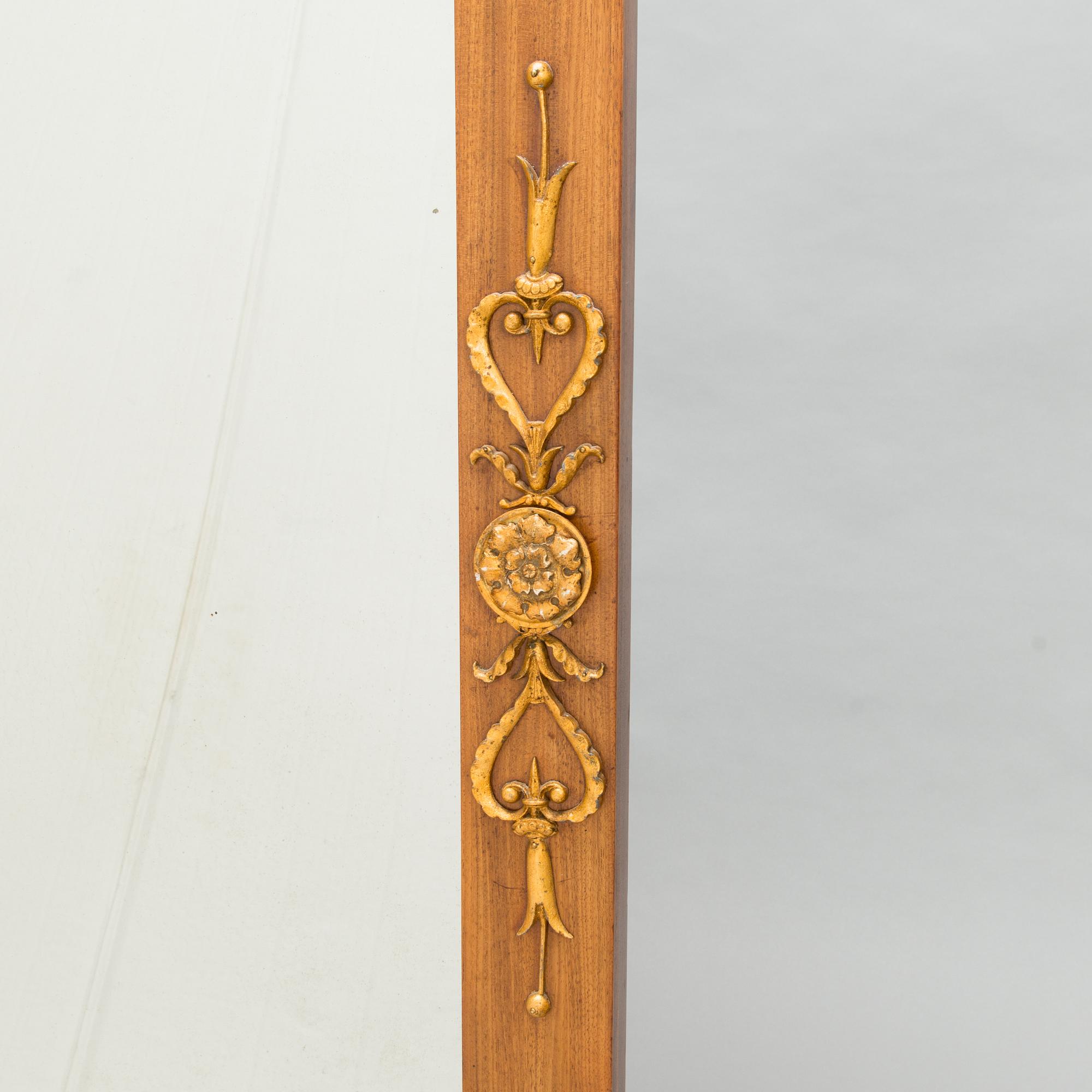 Spegel, empire, Jonas Frisk (spegelfabrikör i Stockholm 1805-1824). Bär Jon: Frisks Spegelfabriks etikett.