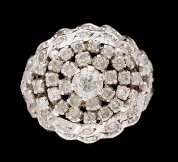 409. RING, vitguld med diamanter.