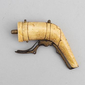 An Indian powder horn, 18th or 19th Century.
