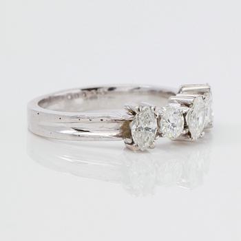 RING, 18K vitguld och olikslipade diamanter tot ca 1.10 ct.