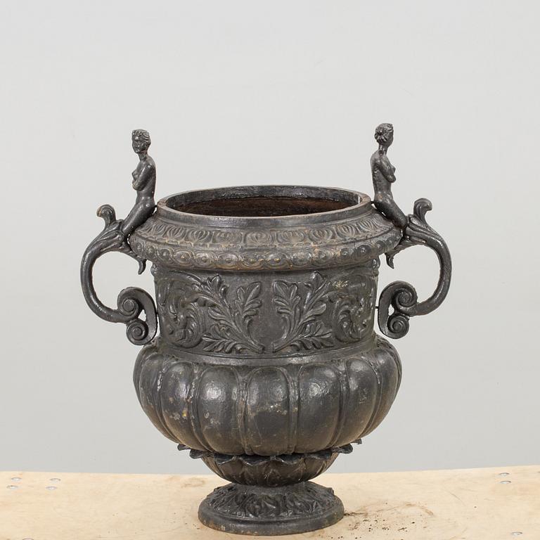 TRÄDGÅRDSURNA, gjutjärn.