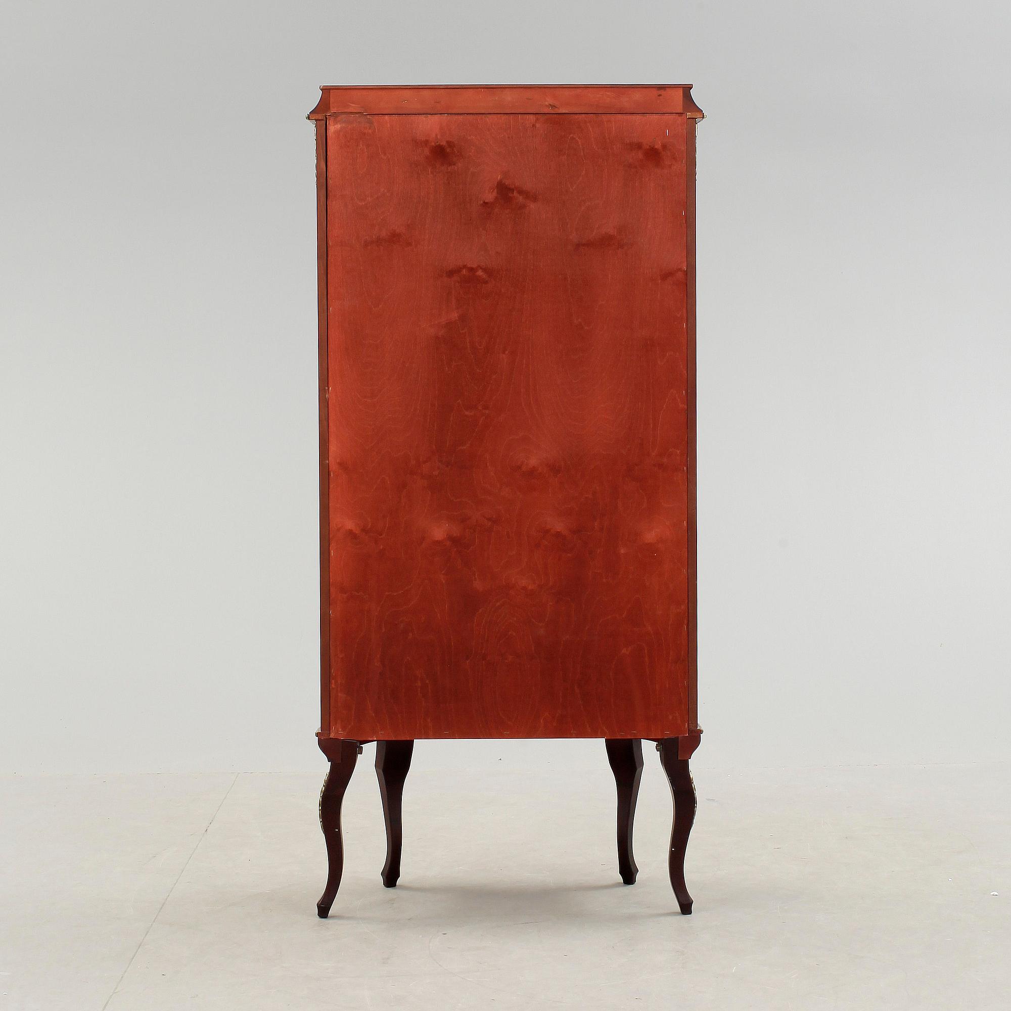 VITRINSKÅP, rokokostil, 1900-talets andra hälft.