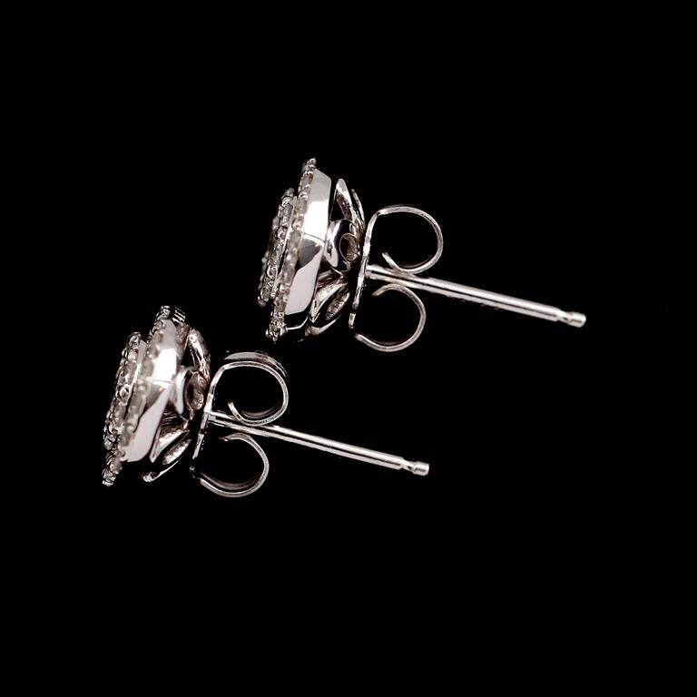 ÖRHÄNGEN, 1 par, 14 k vitguld, briljantslipade diamanter tot 0.66 ct.