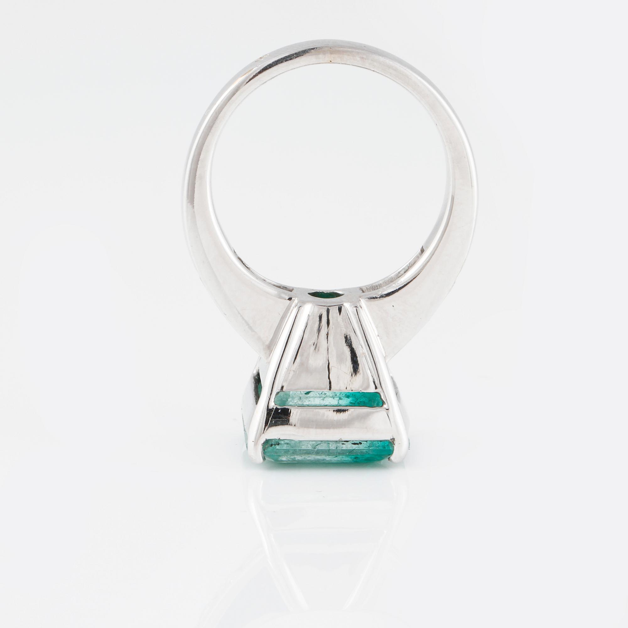 RING, med fasettslipad smaragd ca 9.00 ct och 6 briljantslipade diamanter.