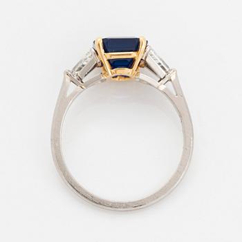 Ring platina och 18K guld med en fasettslipad safir vikt ca 3.40 ct.