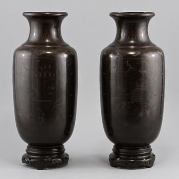 URNOR, ett par, troligen brons, Kina, 1900-tal.