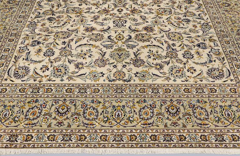 A Keshan carpet, approx. 388 x 285 cm.