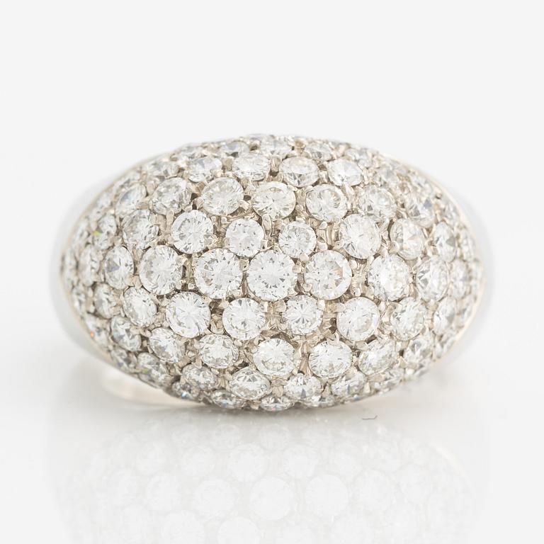 Ring, bombéring, vitguld med briljantslipade diamanter.