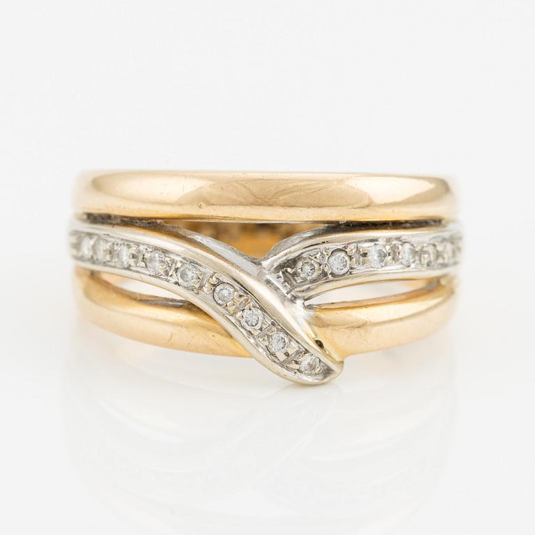 Ring in 18K gold with small brilliant-cut diamonds.