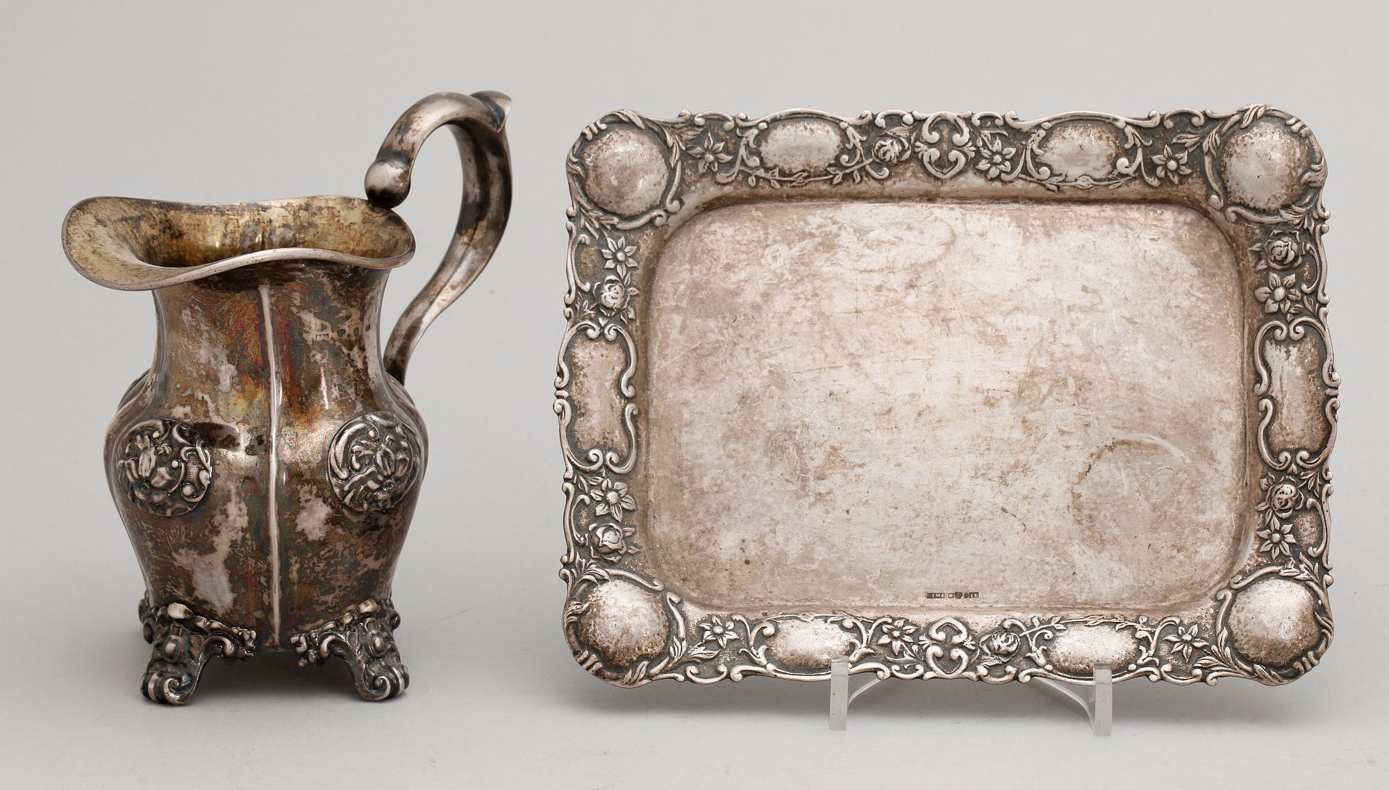 BRICKA samt GRÄDDKANNA, silver, rokokostil. GEWE Malmö 1949 resp otydl mästarstämpel Stockholm 1847. Tot ca 450 g.