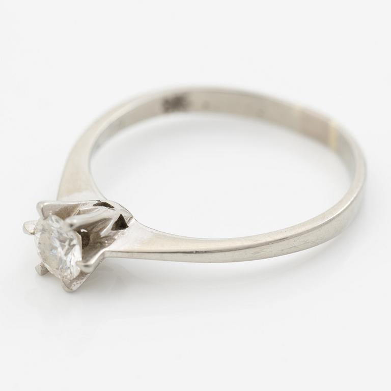 18K white gold ring with a brilliant-cut diamond.