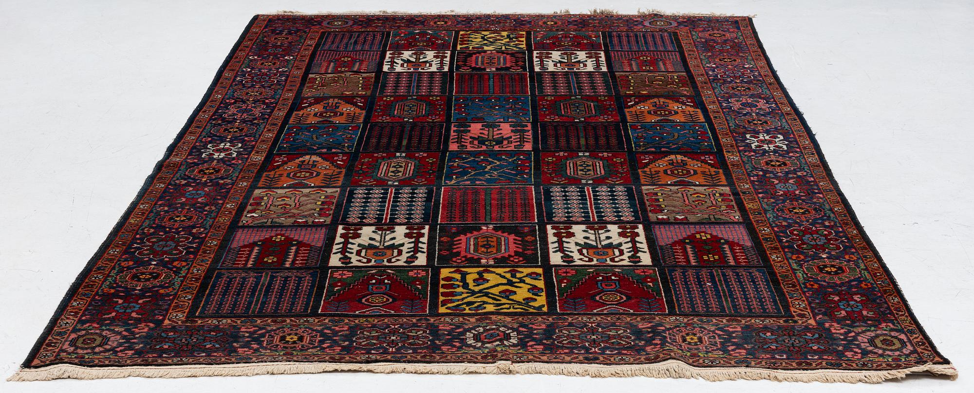 Carpet, Bakhtiari. approx. 333 x 210 cm.