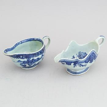 A group of 12 blue and white export porcelain objects, Qing dynasty, Qianlong (1736-95), and 19th century.