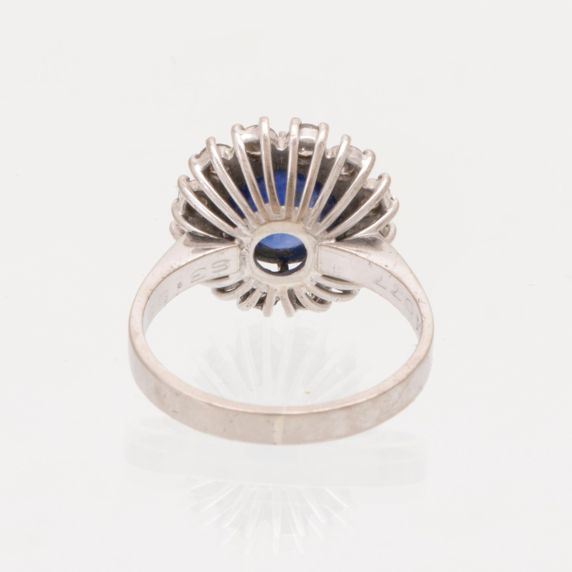 Ring 18K vitguld med cabochonslipad safir samt briljantslipade diamanter.