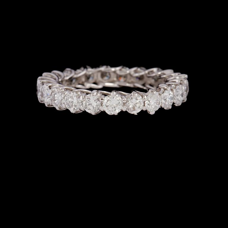 RING, 18k vitguld  med briljantslipade diamanter, totalt ca 3.00 ct. Vikt 4 g.