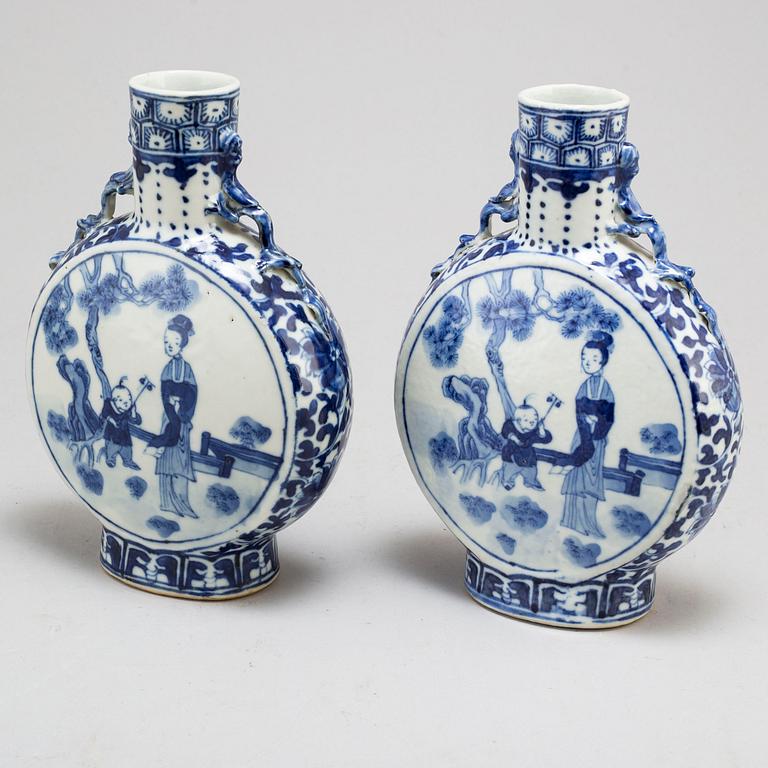 Two blue and white porcelain moon flask, Qing dynasty, Guangxu (1875-1908).