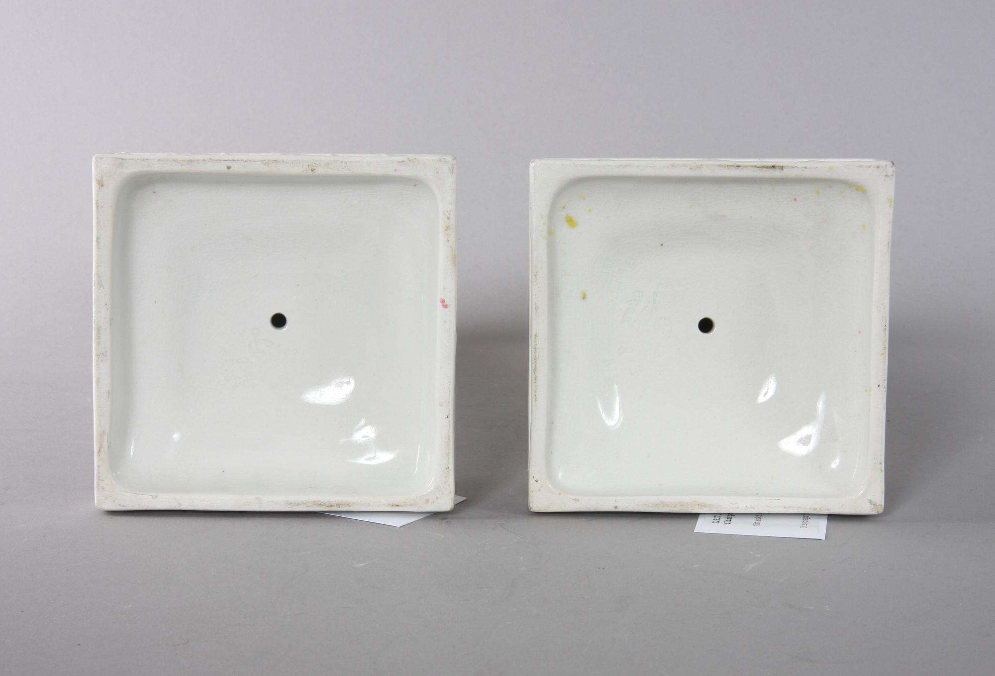 KOLONNLJUSSTAKAR, ett par, flintgods, Gustavsberg 1898.