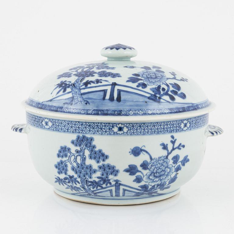 Ten blue and white pieces of a dining service, China, Qinalong (1736-95).