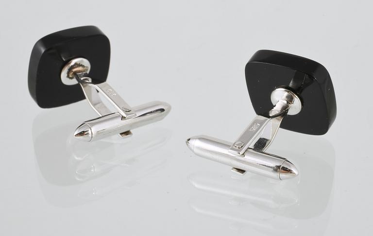 MANSCHETTKNAPPAR, 14K vitguld med cabochonslipade rubiner 0.77 ct samt onyx. Vikt 8,7 gram.