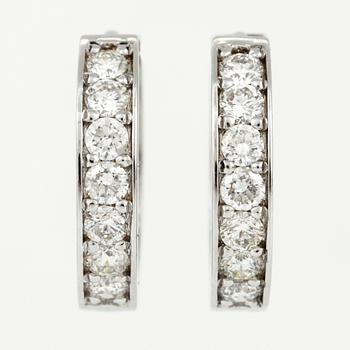 ÖRHÄNGEN, ett par 14K vitguld med briljantslipade diamanter tot ca 0,70 ct. Vikt ca 4,20 g.