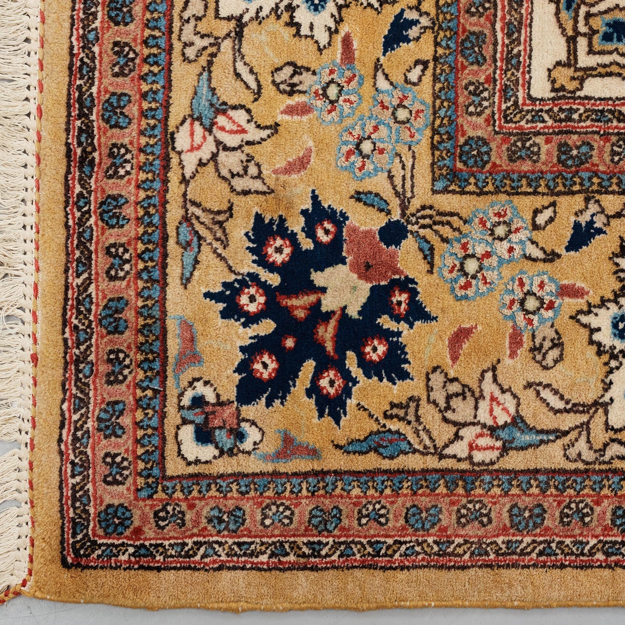Matto, Old Qum, probably,  ca 357,5 x 218-226,5 cm.