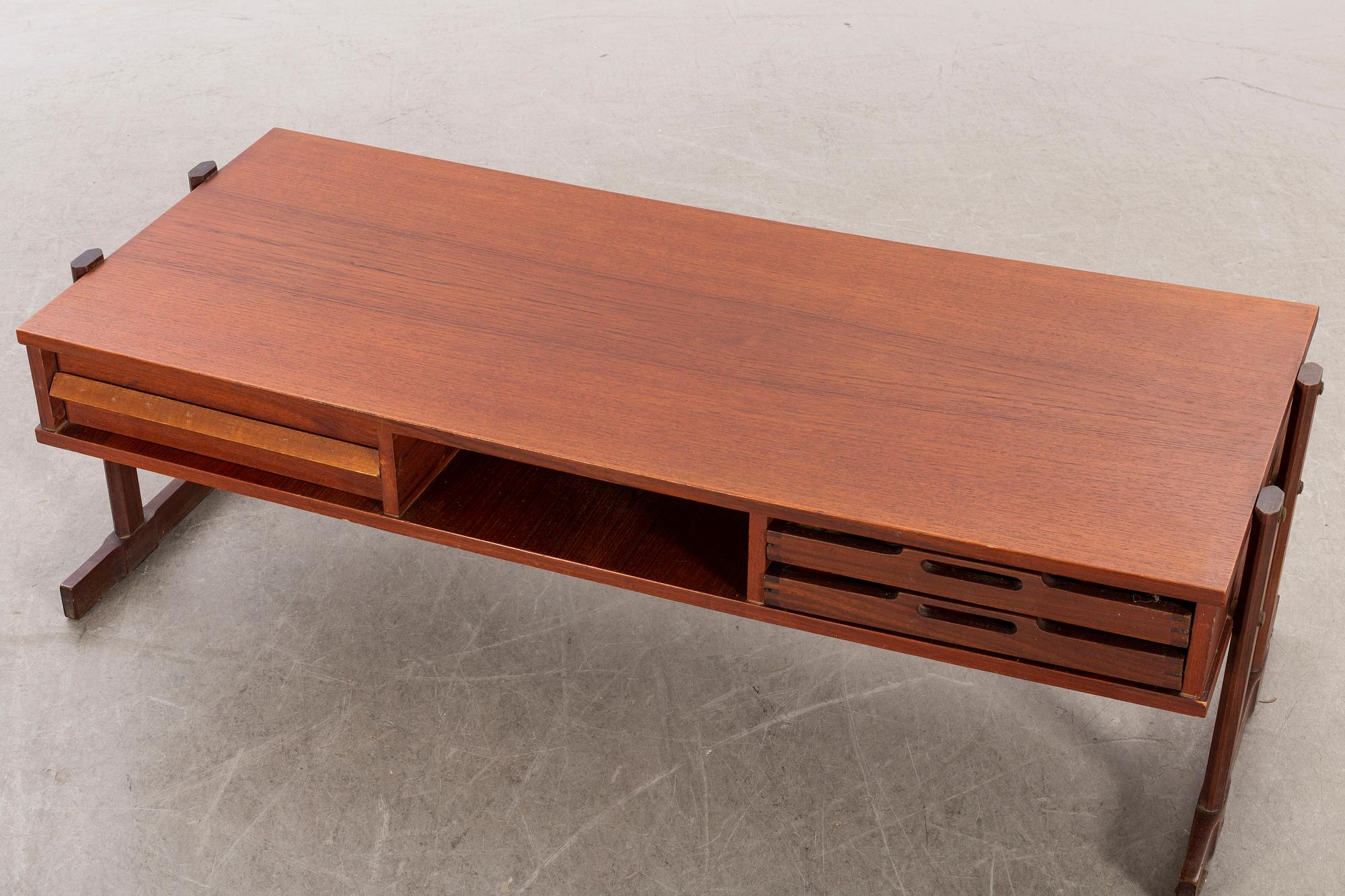 A MID 20TH CENTURY COFFEE TABLE,