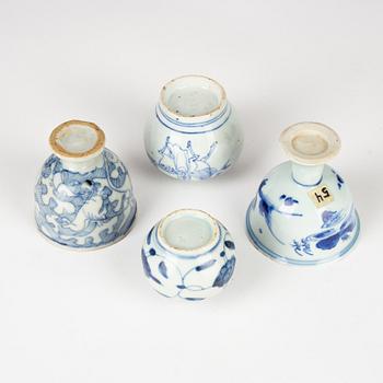 Stemcups, två stycken samt två minityrurnor, porslin. Mingdynastin (1368-1644).