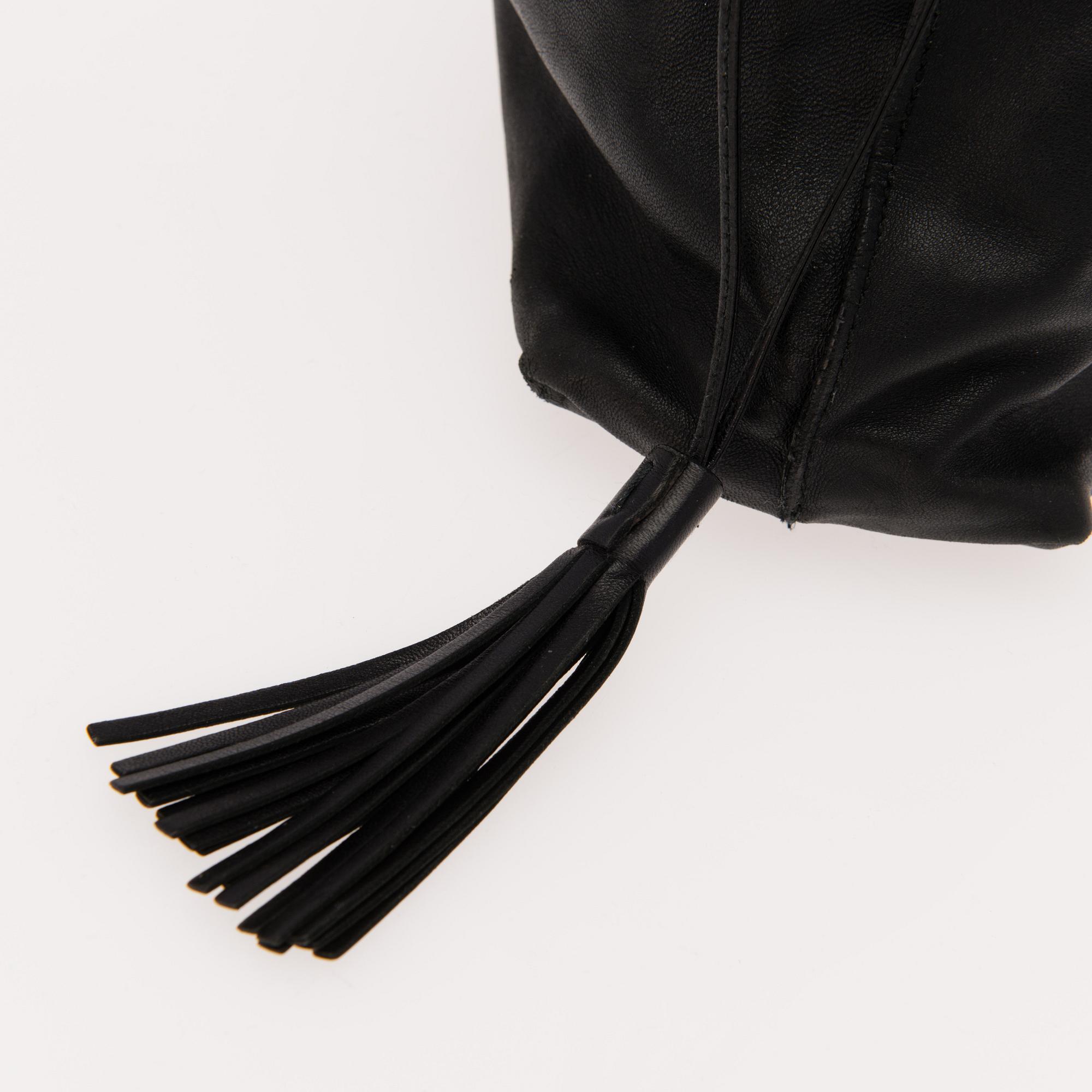 BLACK LEATHER DRAWSTRING TASSEL TOTE BAG.