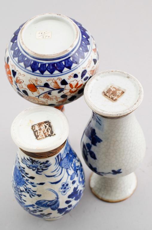 VASER, 3 st samt LOCKSKÅL, porslin, ostindiska, 1800-/1900-tal.