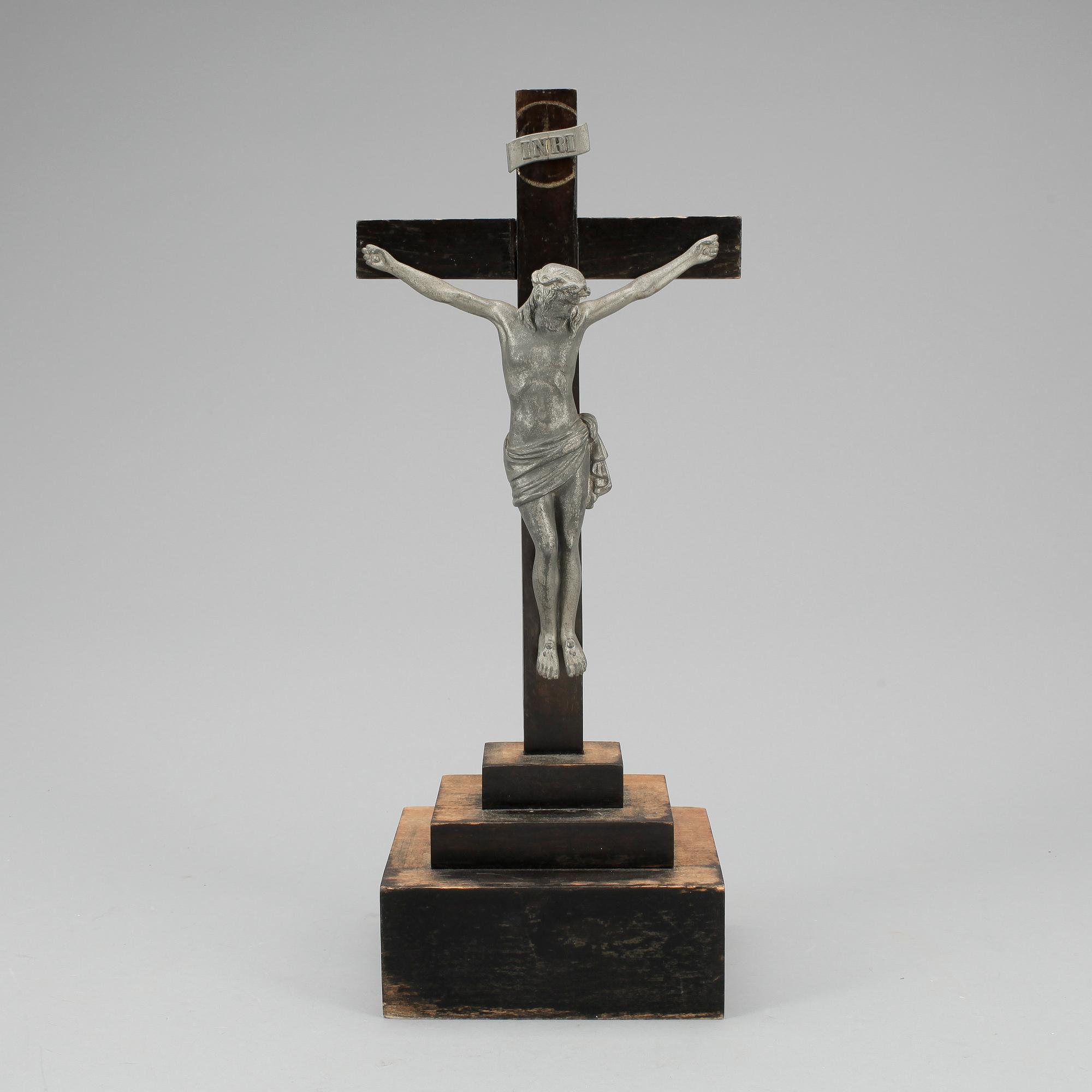 KRUCIFIX, vitmetall, 1900-talets första hälft.