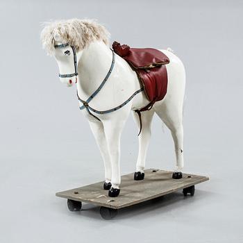 A toy horse from the first haöf of the 20th century.