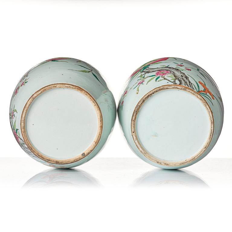 A pair of famille rose 'peaches' jars with cover, Qing dynasty, circa 1900.