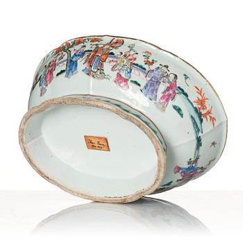 A large famille rose jardiniere, Qing dynasty, 19th Century.