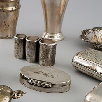 15 pieces of silver from the 19th and 20th century. Weight 684 gram.